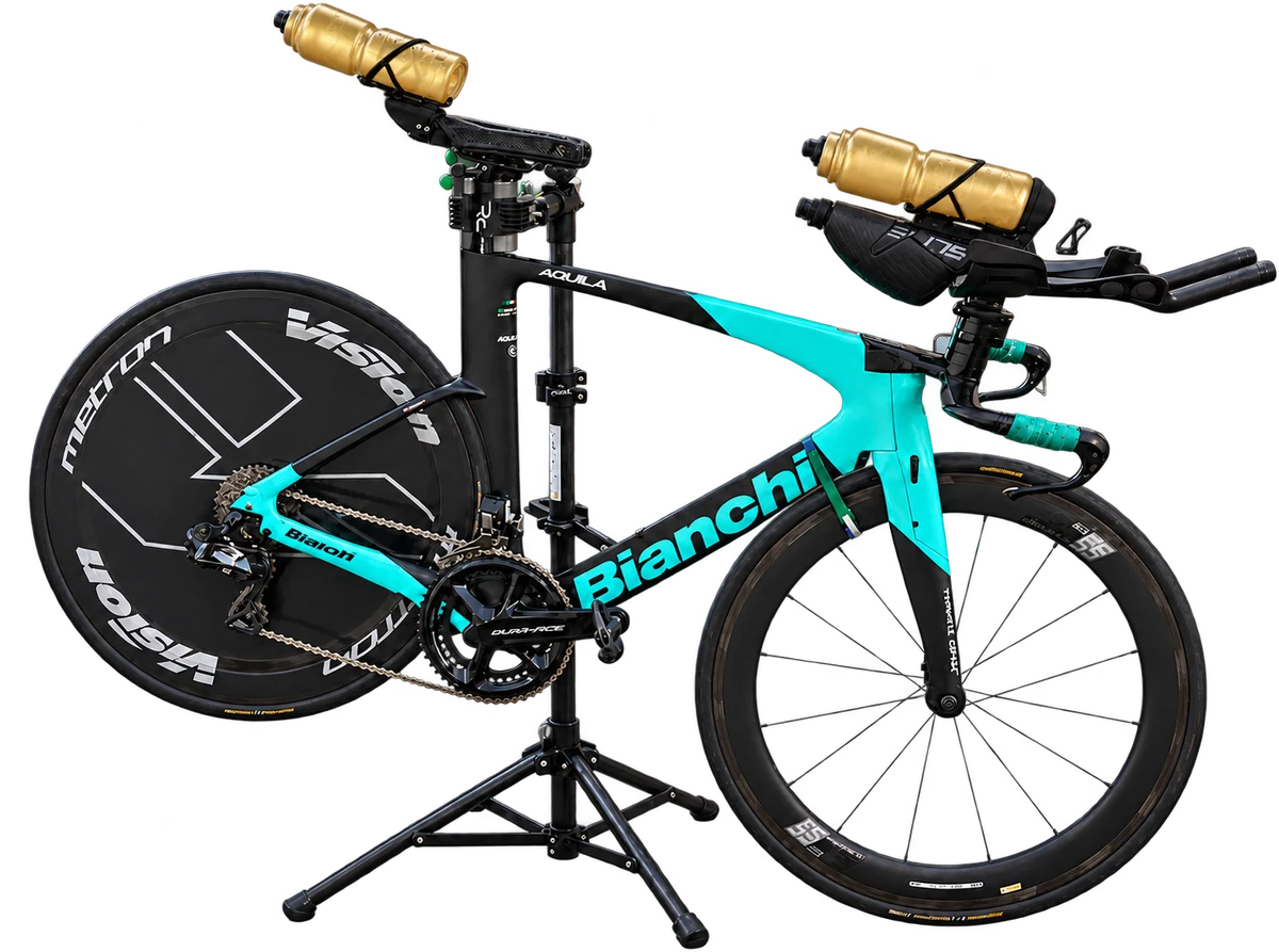 Vélo de contre-la-montre Bianchi équipé de pièces Speed Conception, bidons dorés
